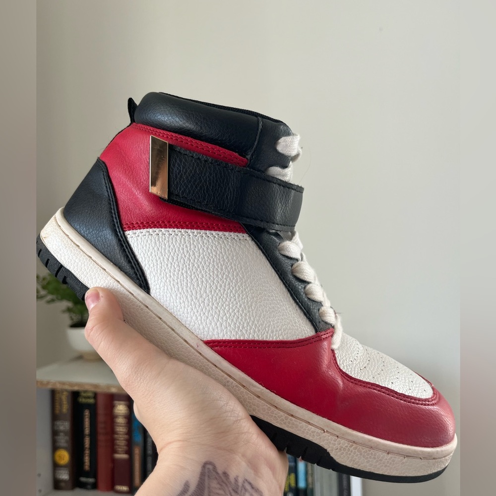 Addilynn Women’s 7.5 sneakers!